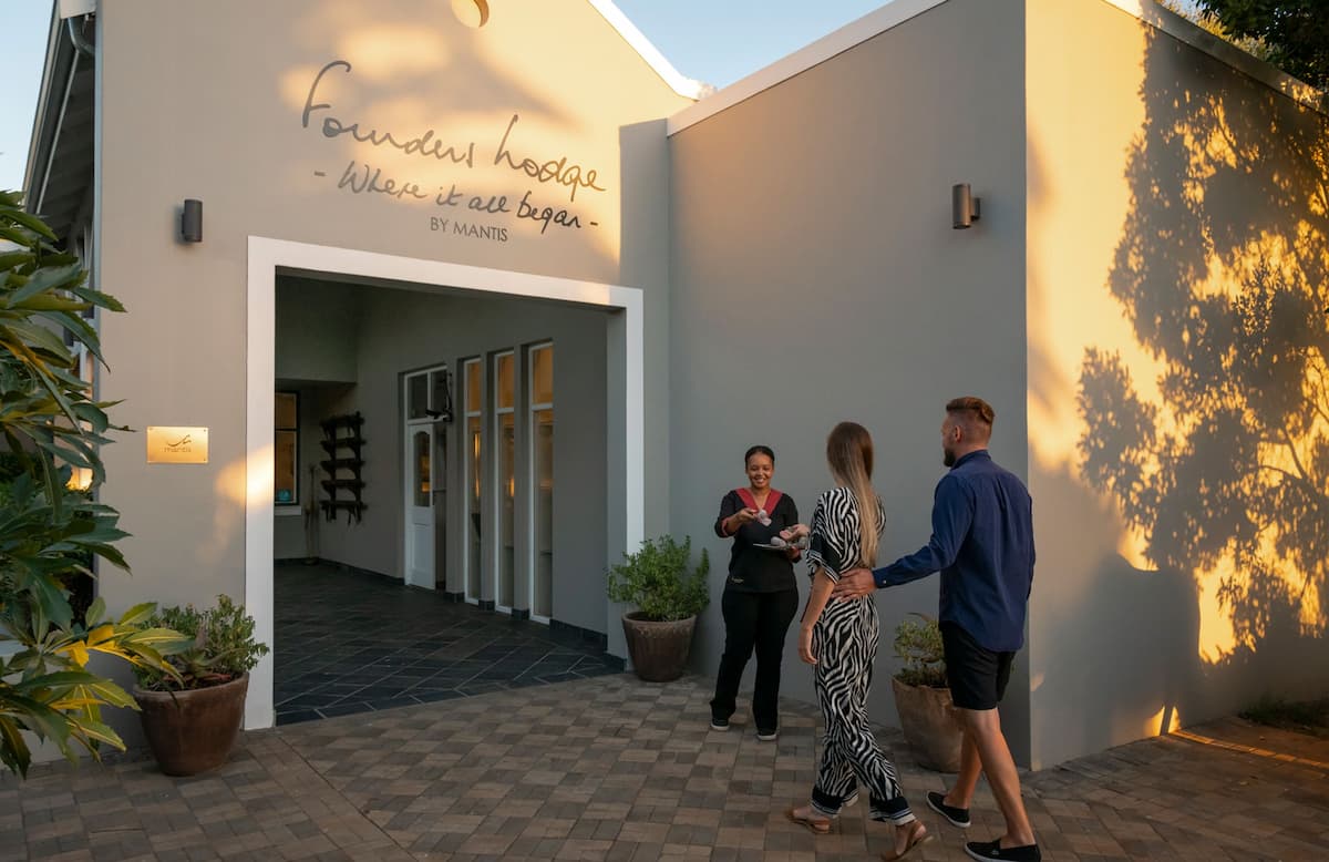 Guests arriving at Founders Lodge